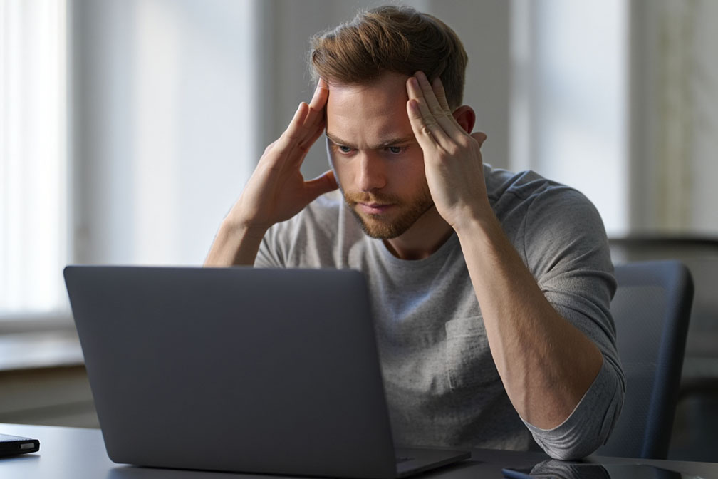 Мужчина не может сконцентрироваться на работе из-за употребления кокаина